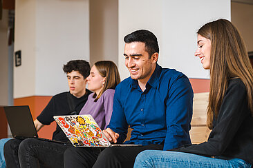 Studierende am Laptop