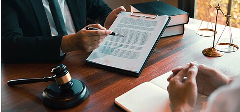 Unterzeichnung eines Vertrages © iStock.com - wutwhanfoto Unterzeichnung eines Vertrages